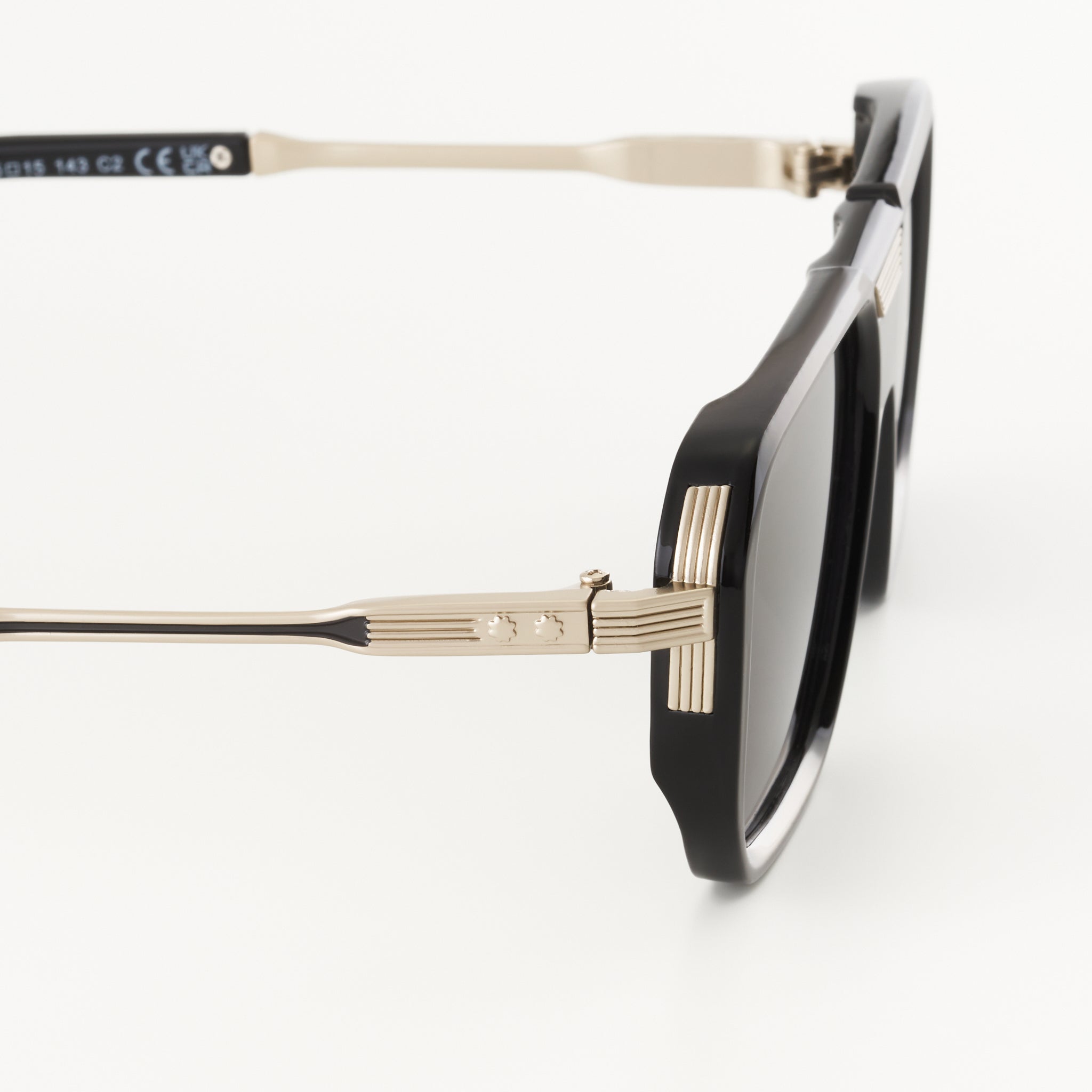 Jonas Black napszemüveg